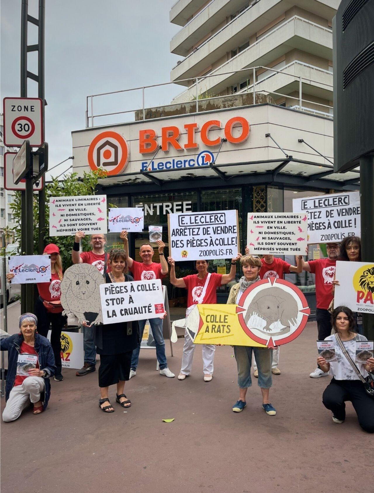 Manifestation contre la vente des pièges à colle au Brico Leclerc Levallois.
